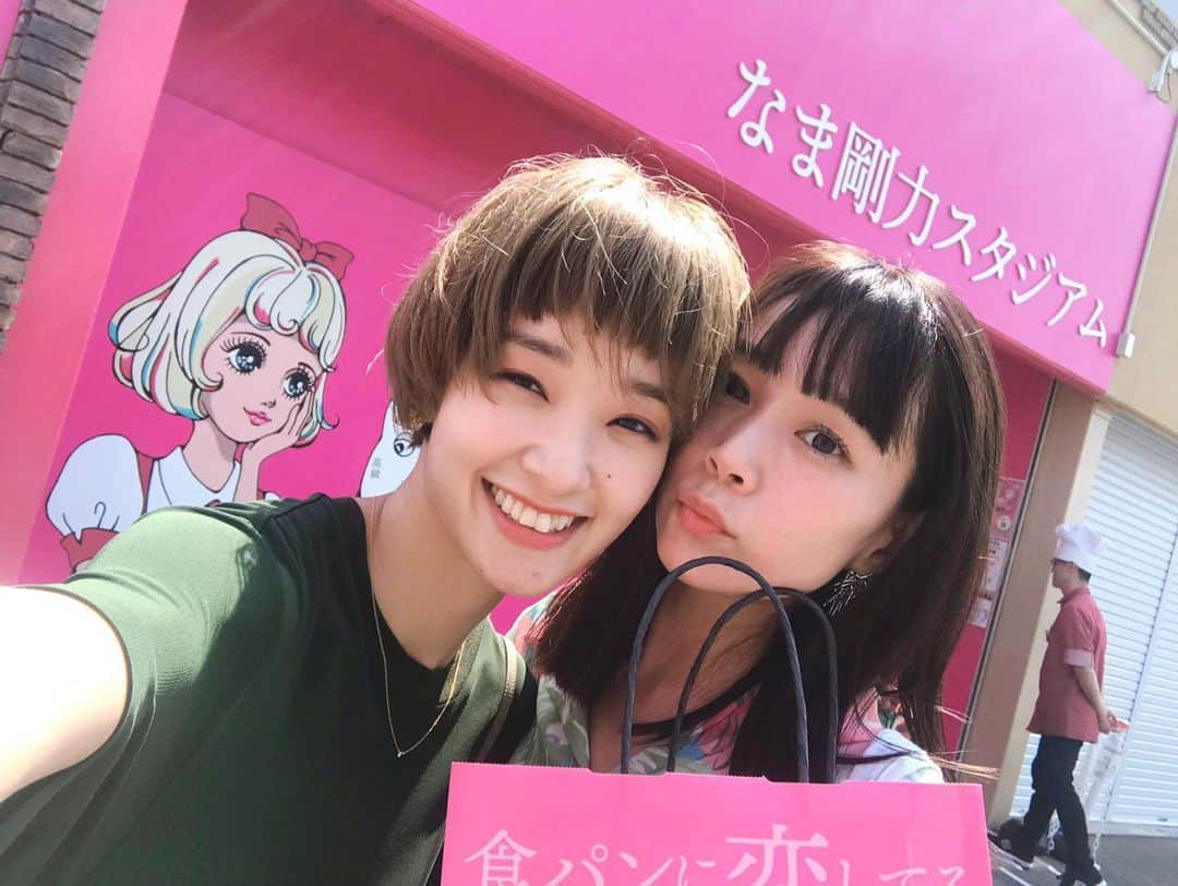 山野ゆりのインスタグラム：「少し前に群馬県太田市にある食パン専門店『なま剛力スタジアム🍞』へなま剛力さんと♡😂なま剛力さんは可愛くてスーパー良い子。多分天使👼そして大のパン好き🥰そんななま剛力さんと行ったなま剛力スタジアムのレーズン食パンのレーズンの水々しさとフッカフカのパン生地が美味しすぎる😭💘詳しくはnúmero.jpのコラムにて。☝︎https://numero.jp/yuriyamano-25/ ストーリーにも載せています🦄🦄 #群馬 #パン屋 #食パン専門店 #なま剛力スタジアム #食パン #🍞」