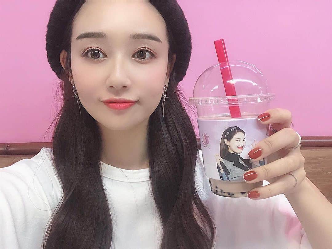 のインスタグラム：「🥤♡ . . ドリンク頼んだら、 ナヨンちゃんが付いてきた。 #可愛い ピンクの壁×タピオカ ヤングカルチャーを肌で感じた日👩🏻‍🎤🥤● ↑言い方が既に古い ( 鶴橋からは以上です🎤) . . . . カラコン.. @_lenssis アーバンブラウン #鶴橋 #大阪 #カフェ #unclebox #カップホルダー #ナヨン #ナヨンちゃん #twice #feelspecial #nayeon #happybirthday #cafe #鶴橋カフェ #大阪カフェ #カフェ巡り #タピオカ #カラコン #pink #kpop #kpopカフェ #韓国カフェ #나영 #오사카 #콘택트렌즈 #오사카카페 #일본 #🇰🇷 #🇯🇵 #🥤」