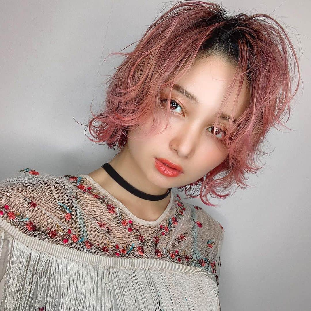 チアコマさんのインスタグラム写真 - (チアコマInstagram)「. . 時間差投稿💇‍♀️ 鬼かわいいシンギさんカラー♡ . . 新美容の撮影の仕込みでカラーしてもらったんだけど、 しんぎさんのカラーは噂以上に かわいかった🥺🤦🏼‍♂️❤️ . . #hair #color #外国人風 #pink #pinkhair #haircolor #model #新美容 #サロンモデル #salonmodel」10月3日 17時37分 - chia_koma