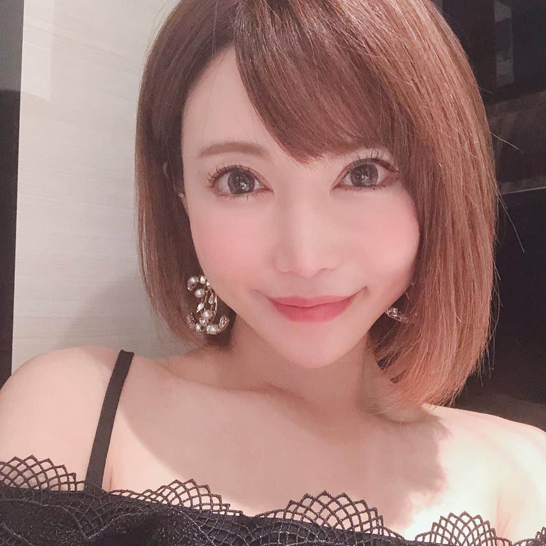 里美ゆりあのインスタグラム：「大きな#chanel の#ピアス ❤ 重い〜w  #accessory #new」