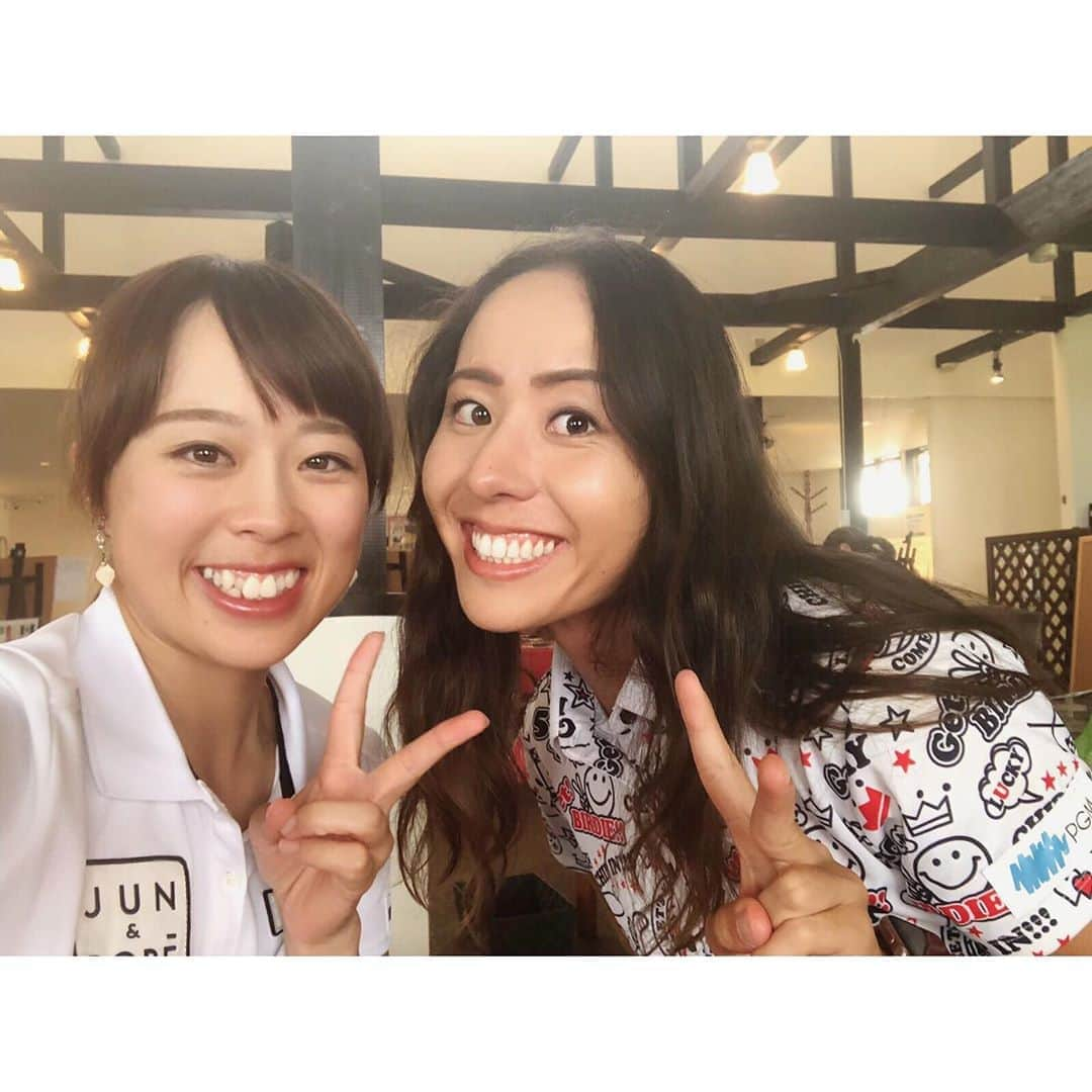 笹原優美さんのインスタグラム写真 - (笹原優美Instagram)「☆ ﻿ ﻿ あままレディースオープンに出場しました⛳️💖﻿ @amasake.amama ﻿ ﻿ 優勝賞金100万円の大きな大会！﻿ このような会を開催していただけることは﻿ ツアー出場機会の少ない私たちにとって﻿ とてもありがたいことです✨ 大会関係者の皆様、 ありがとうございました！！﻿ ﻿ 結果は、34・38＝72のイーブンパーで﻿ トップと3打差の8位タイでした⛳️﻿ 優勝できず😭﻿ ﻿ 1ラウンド通してとても良いプレーができました！﻿ 今までの試合では﻿ 優勝を目指しながらも居心地が悪く﻿ 優勝争いに加わることに怖気付くような一面がありました。﻿ でも先週のテストのおかげでその部分を乗り越えた💡﻿ ちゃんと向き合えた事で、﻿ 流れが来ないってこういう事なんだなって初めて知れました😊﻿ チャンスを作って﻿ 次こそは流れをたぐり寄せられるように﻿、 来週の試合にむけて準備しておきたいと思います！！ ﻿ .﻿ .﻿ 写真は今日同じ組だった﻿ アンナ・ミナミちゃん @golfer_mini ﻿ 明るくて可愛くて礼儀正しくて﻿ 一緒に楽しくラウンドできました🤗﻿ ありがとー💕✨﻿ .﻿ .﻿ #あまま ﻿ #あままレディースオープン ﻿ #abcいすみゴルフコース  #かやま酒造﻿ #甘酒﻿ #ゴルフ﻿ #golf﻿ #高尔夫﻿ #アンナミナミ ちゃん」10月3日 17時49分 - yumi_sasahara_official