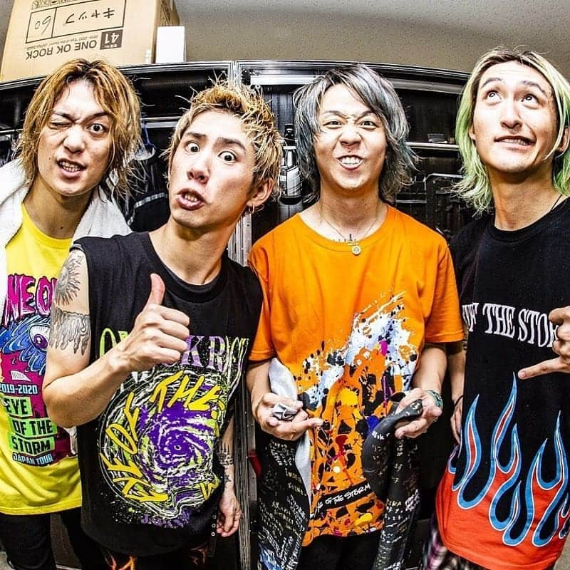 ONE OK ROCK WORLDさんのインスタグラム写真 - (ONE OK ROCK WORLDInstagram)「■EYE OF THE STORM JAPAN TOUR 2019-2020 大阪, 大阪城ホール(2日目)  @10969taka 大阪2日目！また戻ってくるからね！^_^ ありがとう！みんな！ @oneokrockofficial - @tomo_10969 大阪2日目🔥 天井まで届いたと思う。 幸せな空間。 ありがとう✨  @cazrowaoki 📸 #ラグビー #マダム #全部好き - @ryota_0809 楽しみすぎて首....ふりすぎた。。笑 大阪のみんなほんまありがとう！！！ めちゃくちゃ楽しかったわ〜😎 Photo by @cazrowaoki - @toru_10969 OSAKA！最高の夜でした！2日間ありがとう！！ 📸 @cazrowaoki - Taka/  Osaka Day 2! We definitely come back again!Thank you guys!! - Tomo/  The 2nd day of Osaka was 🔥 I think it reached the ceiling. It was such a happy atmosphere. Thanks. - Ryota / I had so much fun that I swung my head around too much.  Thank you so much Osaka, I really enjoyed it!! - Toru / OSAKA! It was an incredible night! Thanks for both days! #oneokrockofficial #10969taka #toru_10969 #tomo_10969 #ryota_0809 #fueledbyramen #eyeofthestormjapantour20192020」10月3日 17時52分 - oneokrockworld