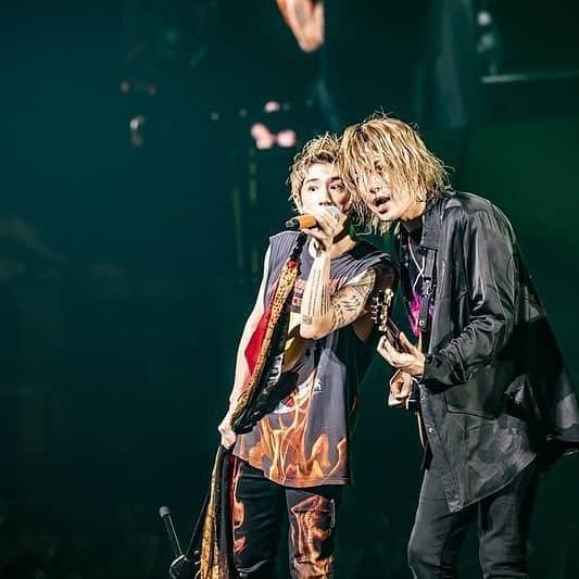 ONE OK ROCK WORLDさんのインスタグラム写真 - (ONE OK ROCK WORLDInstagram)「■EYE OF THE STORM JAPAN TOUR 2019-2020 大阪, 大阪城ホール(2日目)  @10969taka 大阪2日目！また戻ってくるからね！^_^ ありがとう！みんな！ @oneokrockofficial - @tomo_10969 大阪2日目🔥 天井まで届いたと思う。 幸せな空間。 ありがとう✨  @cazrowaoki 📸 #ラグビー #マダム #全部好き - @ryota_0809 楽しみすぎて首....ふりすぎた。。笑 大阪のみんなほんまありがとう！！！ めちゃくちゃ楽しかったわ〜😎 Photo by @cazrowaoki - @toru_10969 OSAKA！最高の夜でした！2日間ありがとう！！ 📸 @cazrowaoki - Taka/  Osaka Day 2! We definitely come back again!Thank you guys!! - Tomo/  The 2nd day of Osaka was 🔥 I think it reached the ceiling. It was such a happy atmosphere. Thanks. - Ryota / I had so much fun that I swung my head around too much.  Thank you so much Osaka, I really enjoyed it!! - Toru / OSAKA! It was an incredible night! Thanks for both days! #oneokrockofficial #10969taka #toru_10969 #tomo_10969 #ryota_0809 #fueledbyramen #eyeofthestormjapantour20192020」10月3日 17時52分 - oneokrockworld