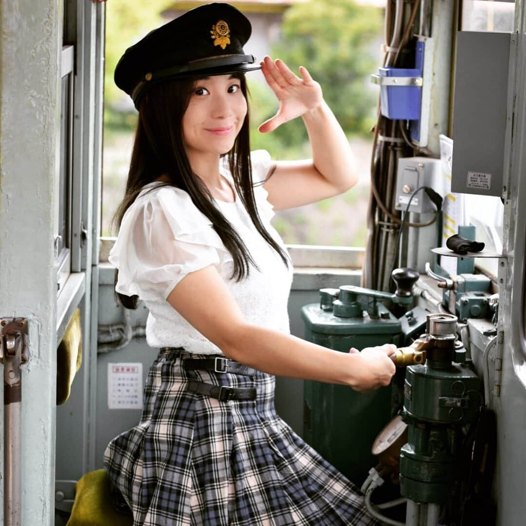 小嶋みつみさんのインスタグラム写真 - (小嶋みつみInstagram)「ことでん貸切列車に乗りました！今回は特別に許可を頂いて撮影させていただきました。とても貴重な体験！ありがとうございました！ #ことでん #琴平電気鉄道 #貸切列車 #レトロ車両 #高松 #琴平 #鉄道 #乗り鉄 #鉄道タレント  #小嶋みつみ」10月3日 17時53分 - meetme0323