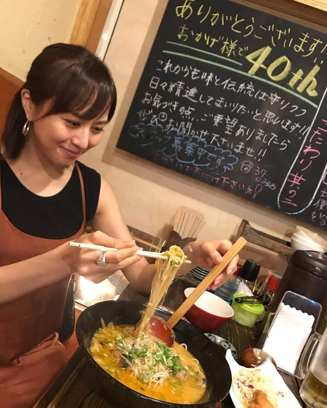 比嘉愛未さんのインスタグラム写真 - (比嘉愛未Instagram)「からのぉ〜ラーメン滝🍜✨ #ニヤついてます #その名も焼肉ラーメン #主役級の共演ってやつですね」10月3日 17時53分 - higa_manami