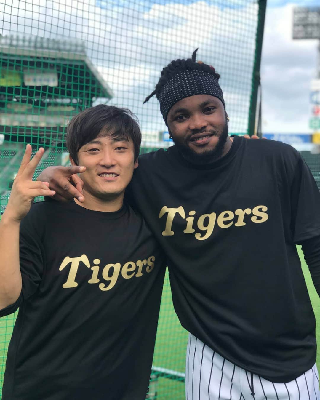 高橋聡文のインスタグラム：「永遠のアミーゴ🥎ドリス🥰 いつかドミニカまで行ってドリスの家に泊まってたくさんのニワトリ見たいな👀 仲良くしてくれてありがとう😘  #hanshintigers #tigers #rafaeldolis #dolis #ドリス #高橋聡文 #amigo #」