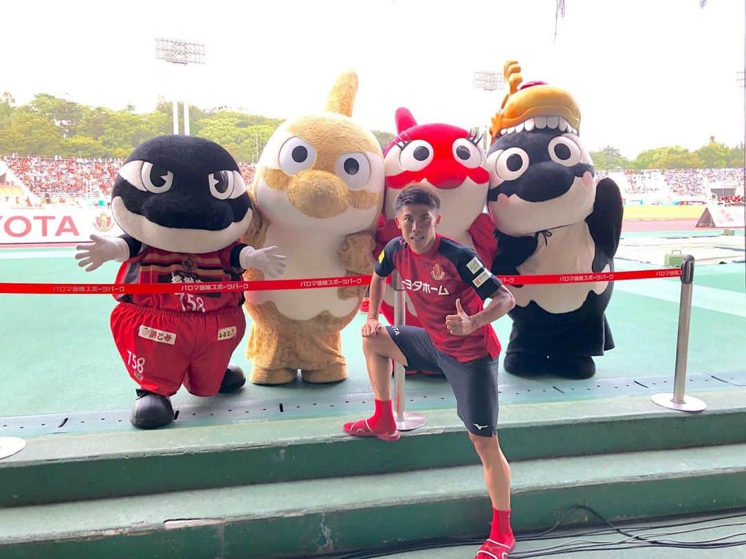 のインスタグラム：「『10月3日』 今日はなんの日でしょう？ 名古屋ファミリーならわかるはず！？ 我が名古屋グランパス、公式マスコット“グランパスくん”の誕生日なのです🎊 勝利で祝えるように今週も頑張ります💪🏻 #グランパスくん  #happybirthday  #grampus  #太田宏介」