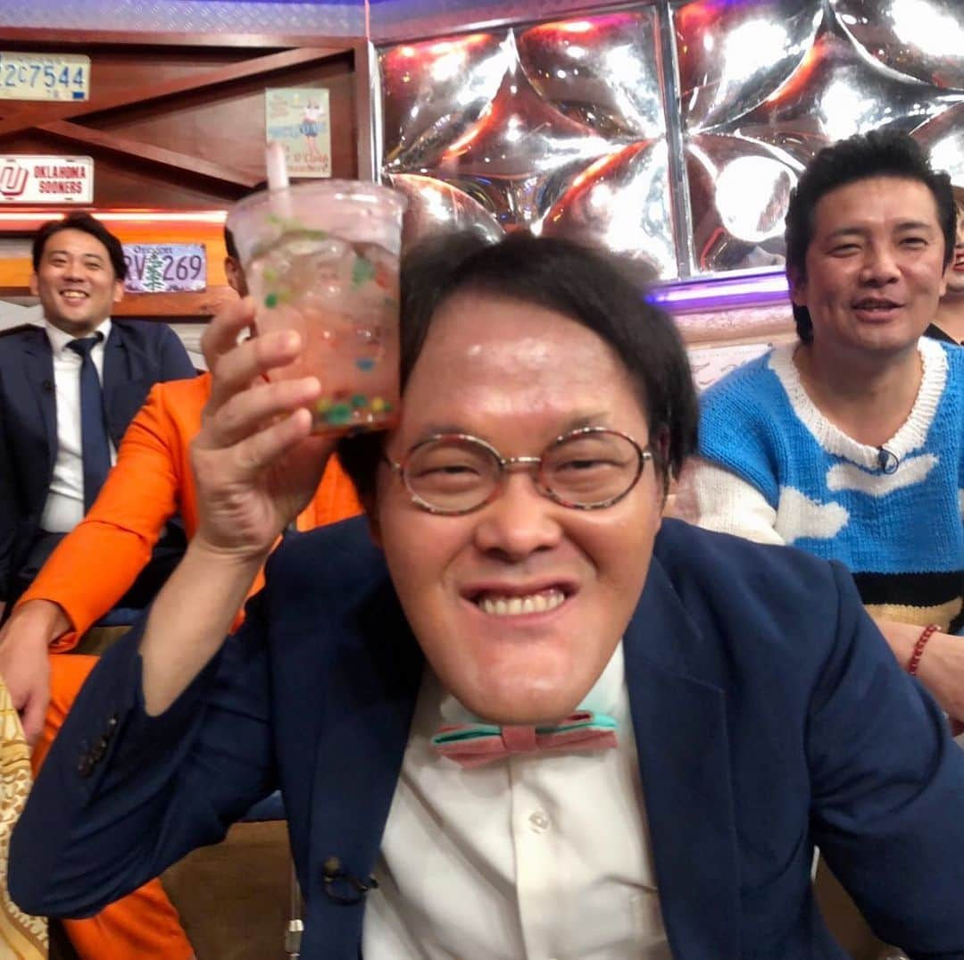 日本テレビ「ウチのガヤがすみません！」さんのインスタグラム写真 - (日本テレビ「ウチのガヤがすみません！」Instagram)「#フワちゃん 特製💘#レインボー #タピオカ を使ったドリンク🍹🌈✨ 試飲した#アインシュタイン稲田 さんの「おいしい❤️」 の表情をお届けしまーす🤲💨 . 『フワちゃん タピオカ作りまでの道🛵』を見逃した方⬇︎ #Hulu & 日テレ無料(#TVer)で配信あります❣️ 【10/1放送】をチェックしてください😉 ※日テレ無料(TVer)は放送後1週間限定です※ . #ウチのガヤがすみません #ウチガヤ  #ガヤ芸人オフショット #芸人 #アインシュタイン #アインシュタイン稲ちゃん  #かぁいい」10月3日 18時17分 - uchino_gaya