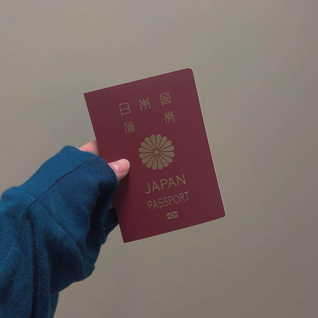 前田亜美のインスタグラム：「. . Passport発行した。. . ︎　┈┈　✈︎. . . いつの間にか期限切れてたの。. 前回は19歳の時に作らなきゃならなくてギリギリ5年用しか作れなくて…. . 今回初めての10年パスポート。. . . 次は34歳の時。何してるだろう。笑」