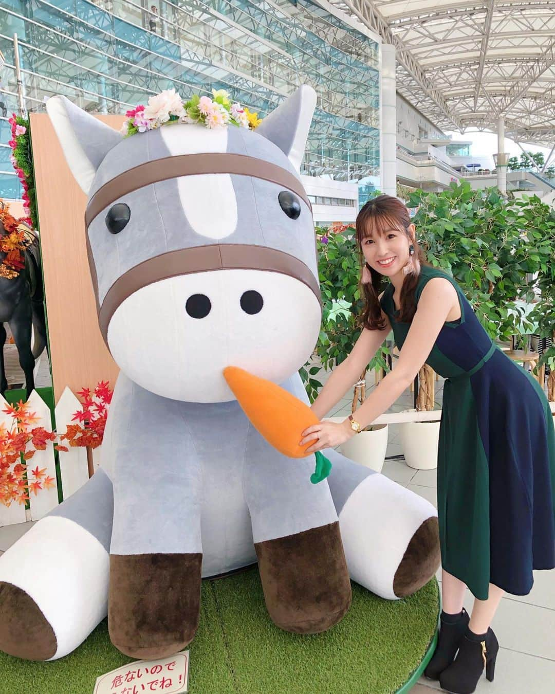 松中みなみさんのインスタグラム写真 - (松中みなみInstagram)「UMAJO SPOT🐴🥕 ・ ・ 最近の競馬場はインスタ映えする場所たくさんだよー✨ 遊びに行こうよ、競馬場✊💕 ・ なんて宣伝っぽいこと言ってみたけど なんの宣伝でもありません、個人的なオススメです。笑 ・ 今週末から 私的に可愛くてNo. 1映えスポ#東京競馬場 の開催だから 楽しみなんだよな(*´꒳`*)💓 （写真の場所は先週行った、阪神競馬場💚） ・ ・ 競馬場に行きたいけど、勇気がない女子 ぜひ私を誘って😊♫ ・ ・ ・  #昨日載せ忘れた写真  #競馬場 #インスタ映えスポット  #UMAJOSPOT #UMAJO #競馬女子  #東京競馬場 #阪神競馬場 #競馬  #馬のぬいぐるみ #JRA」10月3日 18時20分 - minami_matsunaka