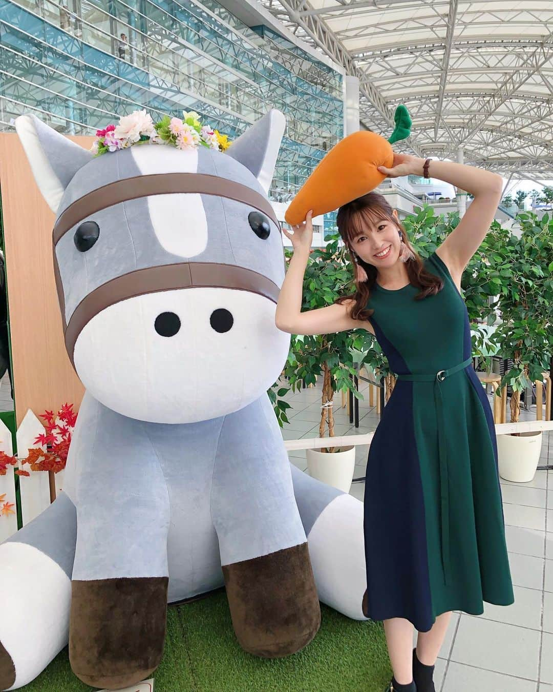 松中みなみさんのインスタグラム写真 - (松中みなみInstagram)「UMAJO SPOT🐴🥕 ・ ・ 最近の競馬場はインスタ映えする場所たくさんだよー✨ 遊びに行こうよ、競馬場✊💕 ・ なんて宣伝っぽいこと言ってみたけど なんの宣伝でもありません、個人的なオススメです。笑 ・ 今週末から 私的に可愛くてNo. 1映えスポ#東京競馬場 の開催だから 楽しみなんだよな(*´꒳`*)💓 （写真の場所は先週行った、阪神競馬場💚） ・ ・ 競馬場に行きたいけど、勇気がない女子 ぜひ私を誘って😊♫ ・ ・ ・  #昨日載せ忘れた写真  #競馬場 #インスタ映えスポット  #UMAJOSPOT #UMAJO #競馬女子  #東京競馬場 #阪神競馬場 #競馬  #馬のぬいぐるみ #JRA」10月3日 18時20分 - minami_matsunaka