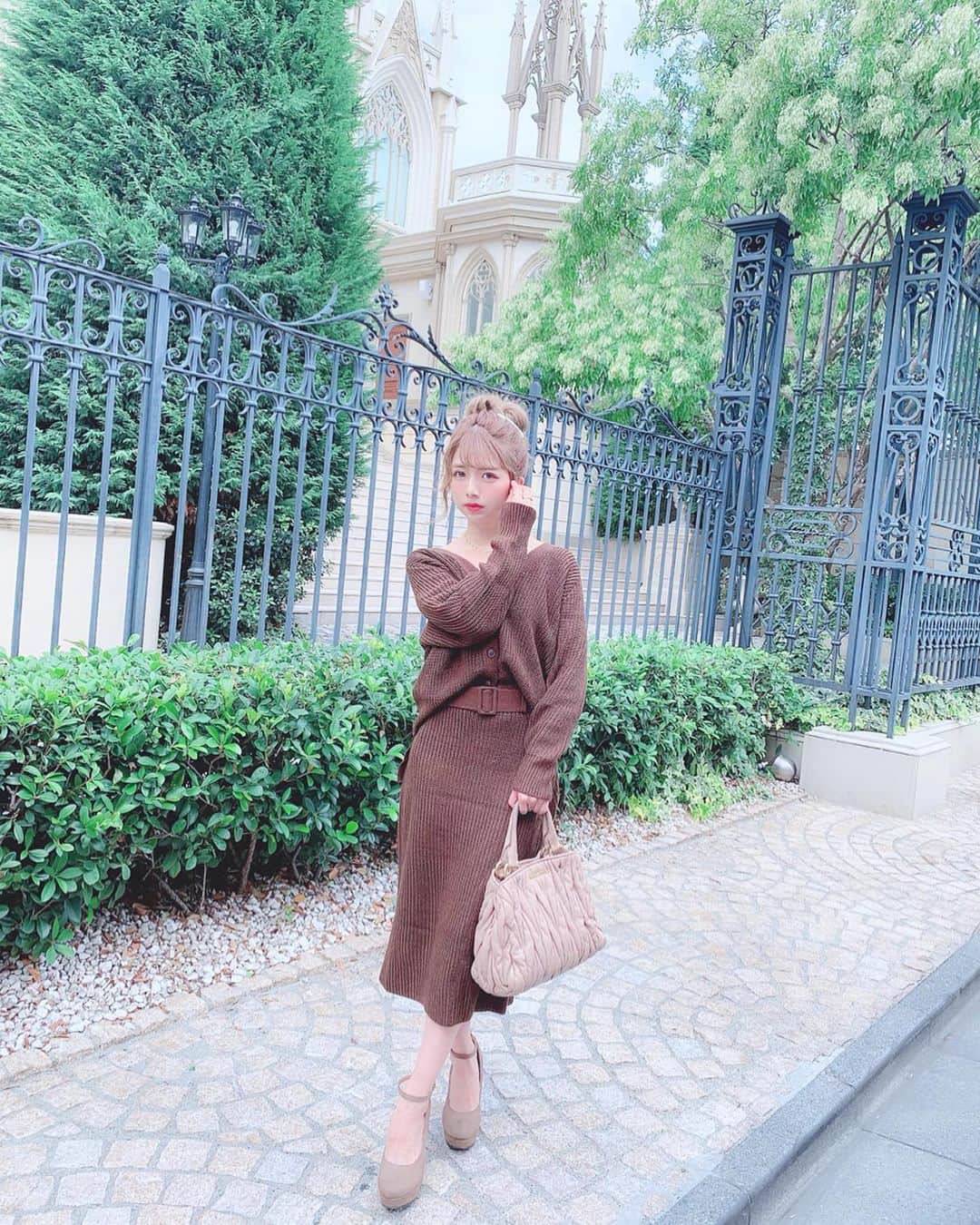 のインスタグラム：「🧸🥨 . のんびりお出かけ💓💓💓 . 少し涼しくなってきたから 楽チンなニットセットアップ着たよ🧶 . トレンドのブラウンコーデでまとめたよ🧸🥐 @fifth_store . #fifth #fifthtl #フィフス #ベルト付きスカートニットセットアップ #低身長コーデ #152cmコーデ #ニットセットアップ #セットアップ #えりんコーデ #大人っぽコーデ #秋コーデ #ブラウンコーデ #フェミニン #ニットコーデ」