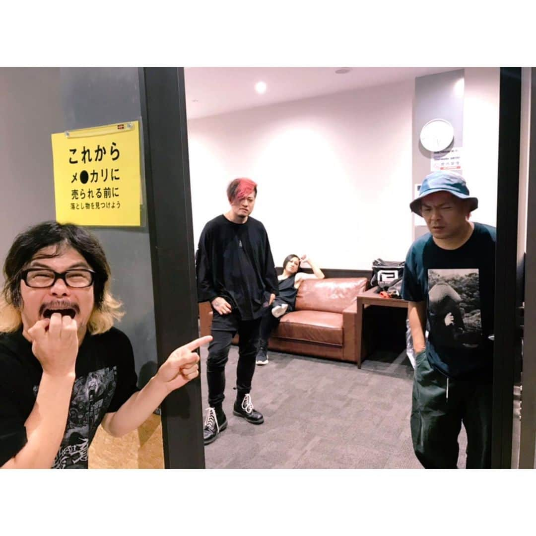 マキシマム ザ ホルモンさんのインスタグラム写真 - (マキシマム ザ ホルモンInstagram)「"これからの麺カタコッテリのTOURをしよう"、本日の会場となるZepp Fukuokaの楽屋でカバンを無くしてしまったので、 落とし物が集まる場所があるというので行ってみたら、ROTTENGRAFFTYと名乗る転売ヤーのアジトと化していた！ 「なに見とんねん、どっか行け！」と、詰めてきた"ツメる狩り"担当の男。 「言うこと聞かんのなら、シメたろか！？」と、威嚇してくる"シメる狩り"担当の男。  その様子を奥でBOSSらしき男が冷ややかな目で見ている……。 沈着冷静な態度。 ROTTENGRAFFTY、コイツら相当な玄人集団だ。  byダイスケはん  #これからの麺カタコッテリのTOURをしよう #マキシマムザホルモン #ROTTENGRAFFTY #ホルモンとロットンはチケット不正転売禁止法に賛同します #転売NO #とかなんとか言っといてヤフオクドームをヤフオクに出品してみた #ヤフオク価格の8209円からスタート #実際は出品しておりません #チケットに限らずアーティストグッズ等の不正転売もNO」10月3日 18時32分 - mth_official_33cjl