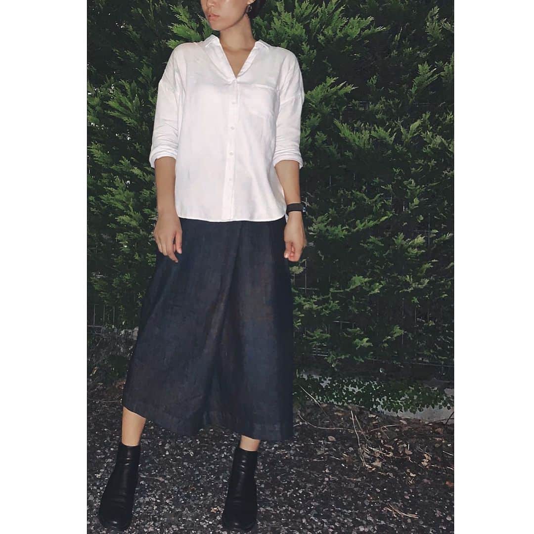 二宮愛のインスタグラム：「苦手なものとか、コンプレックスとか、全部吐き出せる相手って少ない。 ------✄------ 服も、人間関係も、断捨離進めてからもう3年くらい経ちます。  要らないものと、要るものの違いを学びながら思うのは、シンプルな自分が一番愛おしくて、そんな自分を愛してくれる人をずっと大切にしていきたいということ。 ________________ #断捨離　#シンプル　#シンプルコーデ　#シンプルライフ　#シンプルな暮らし #白黒　#デニム　#無印良品 #無印コーデ #ブーツコーデ」