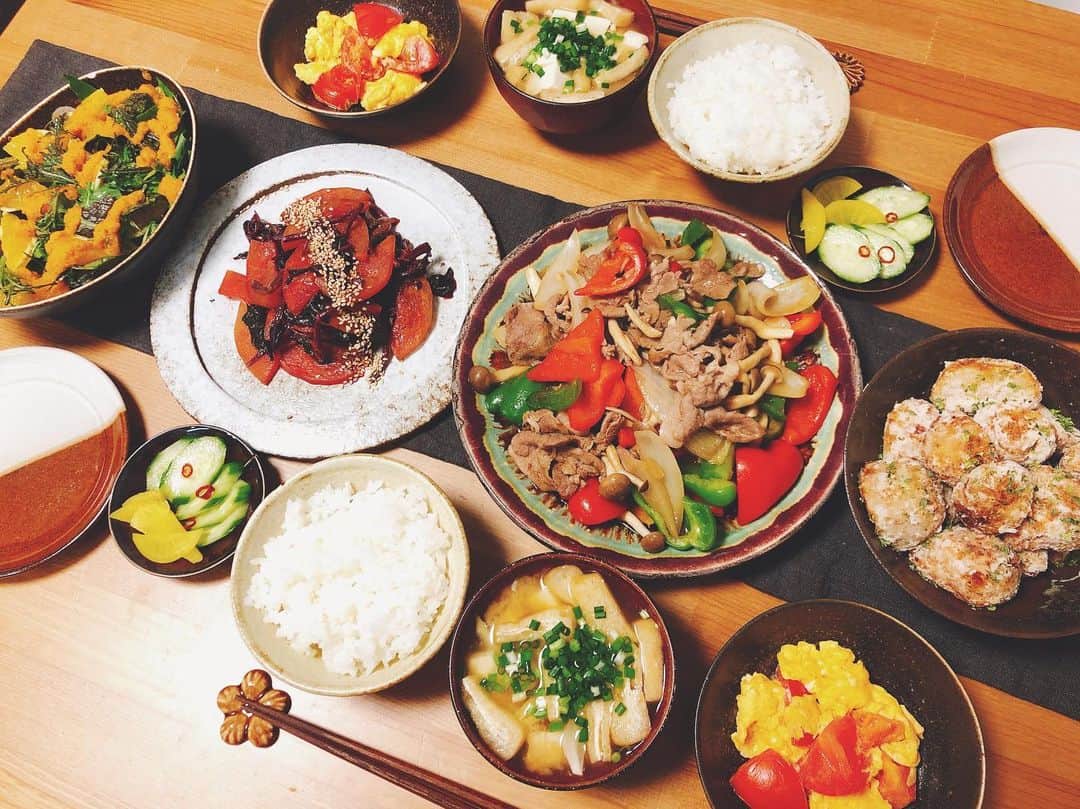 ステファニーさんのインスタグラム写真 - (ステファニーInstagram)「🥬🍅🍋🍠🍊🥦 先月いつかの晩ご飯。 @yukiyasai5 を使ったご飯は 栄養満点で身体に優しく 色も綺麗でなにより美味しい❤︎ 冬瓜を使ったレシピは幸也オリジナルで真似したら 美味しかった！ @usagifarm.fukuoka.shop とのコラボドレッシング も最高❤︎ 豚とパプリカたっぷり野菜のさっぱり炒め 冬瓜の胡麻和え ベビーリーフのサラダ 里芋の中華揚げ 玉子とトマトの炒め物 油揚げと豆腐のお味噌汁 浅漬けと沢庵 ご飯  でした。 #love #cooking #yummy #dinner #おうちごはん #幸野菜 #うさぎ農園 #すてちゃんごはん」10月3日 18時36分 - steph_0928_