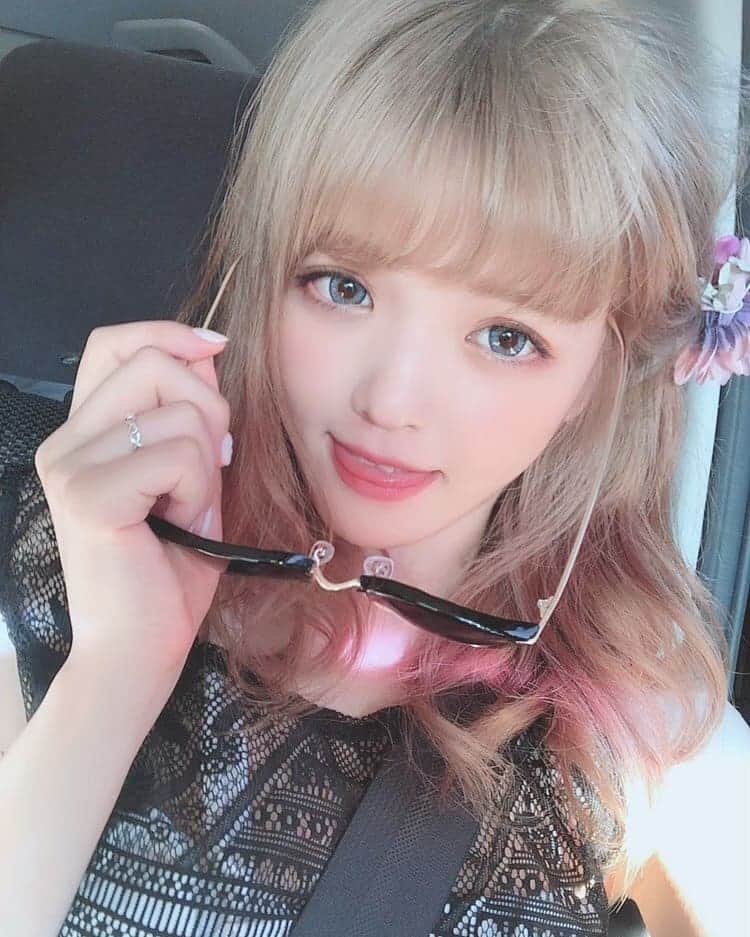 實近菜那（ななちゃら）のインスタグラム：「. . 髪が ハイミルクティーベージュ （ 💇→ @ayumisakurada ） の時に青のカラコンしたら めっちゃハーフっぽ じゃない??笑 山口と山口の純山口県民なんたけどネ👽 . 👽 募集 👇 選んでください 👇 ① 緑カラコン 妖怪人間 ② 裸眼 すっぴん ぱじゃま ③ 赤カラコン 悪魔チャン ④ 白カラコン ゾンビ ⑤ リクエスト . . #ミルクティー #ハイミルクティー #ミルクティーベージュ #ハイミルクティーベージュ #ヘア #ハーフ #ハーフメイク #外人風メイク #instagood #instalike #いいねした人全員フォローする #instagramjapan #山口県 #カラコン #モデル #170cm #170 #實近菜那 #さねちかなな #ななちゃら」