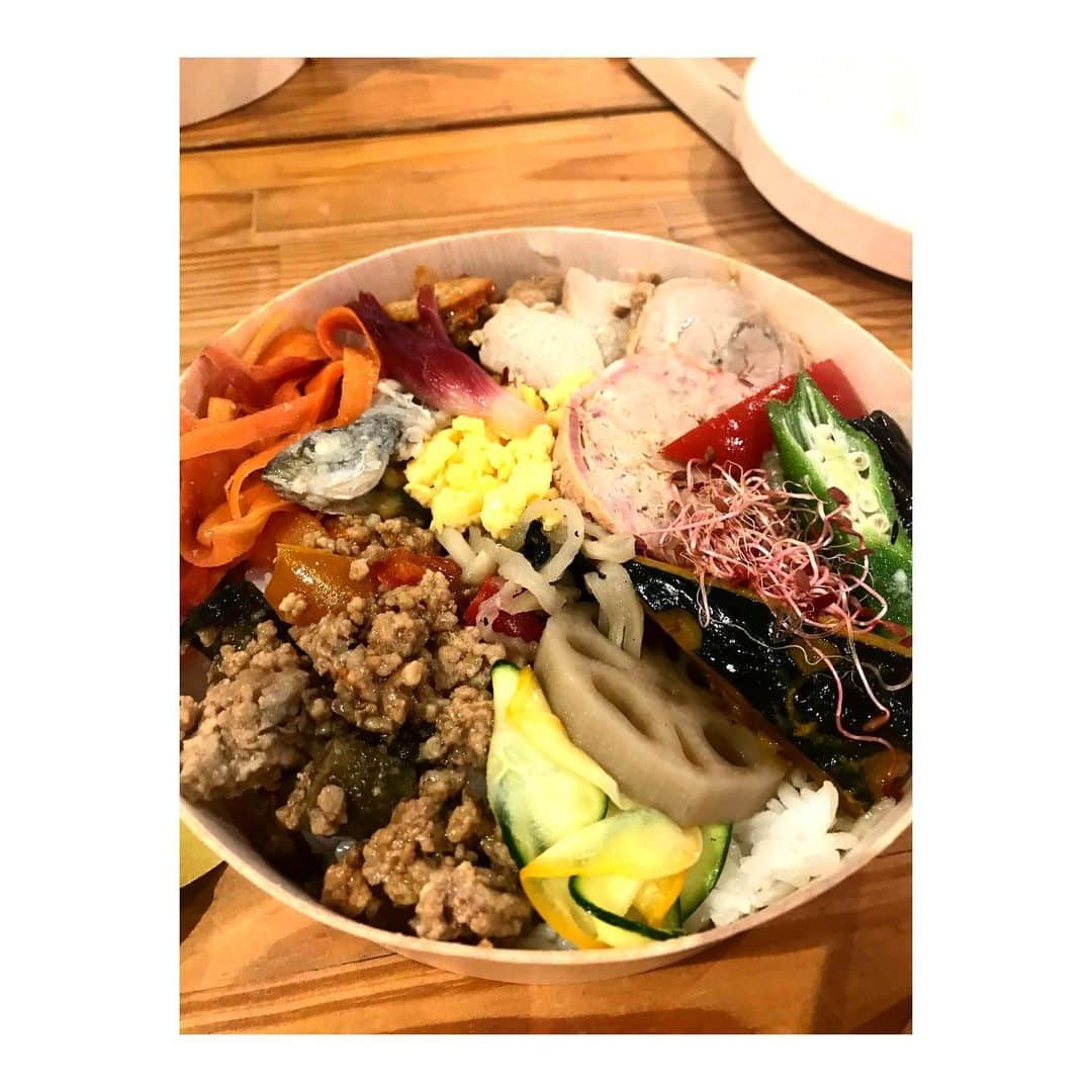 のインスタグラム：「展示会のとき、スタッフはバックヤードでこんなお弁当を食べてます！ 毎日違うので、蓋開けるのが楽しみなんです。 身体に栄養と愛情が沁みわたる〜〜 🍱💛 @hanae_corola の手作り弁当 ケイタリングやってくれます！あの絶品フルーツサンドもあるよ~😋✨是非みなさんも頼んでみてね！#obento」