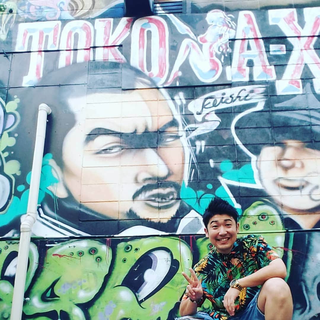 レイチェルのインスタグラム：「先日、てか先月、  名古屋にて。  日本語ラップが大好きで、10代の頃からずっとTOKONA-Xファンの僕としては念願の場所に行って来ましたよ！  自分でもわかるくらいにテンション上がってる顔してますよ！  はぁ～ぁ、  またラップがしたくなってきたな！  なんて思っていたら、  今週さっそく祇園花月にて、藍ねーさんとのラップバトルネタをやらせていただいておりますよ！  てことで、宜しかったら是非是非っ祇園花月まで、  僕らの熱い魂のぶつかり合いを観に来て下さいね！  とぉ～か言っちゃってぇーーー！！！！！😁😁😁😁💨💨💨💨💨🎶🎶🎶🎶🎶✨✨✨✨✨」