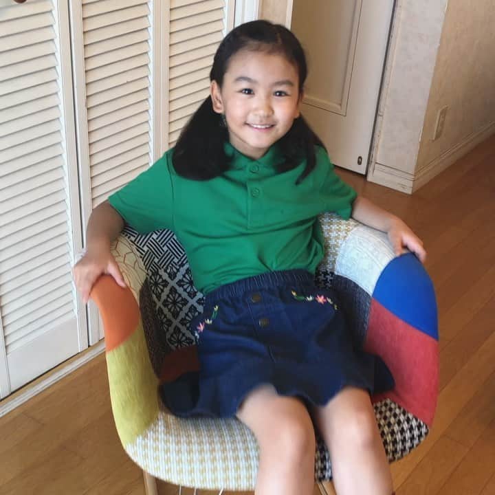 のインスタグラム：「明日10月4日金曜日日テレ10時25分から放送の女神のマルシェに出演します！是非見て下さい！控え室でゆらゆら休んでいる七です😊 #早坂ひらら#女神のマルシェ#セブンイレブン#イトーヨーカドー#ゆらゆら#日テレ#ネットショッピング#チェア」