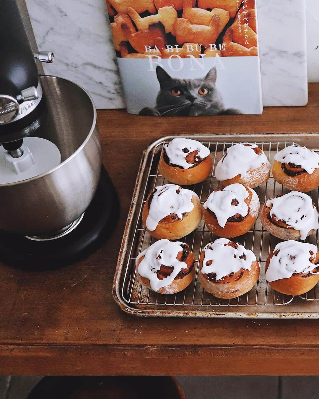 樋口正樹さんのインスタグラム写真 - (樋口正樹Instagram)「Cinnamon bun day . シナモンロールを キッチンエイドと 妻とボナと一緒に 多めに作りました。 . パン生地作りには スタンドミキサー あるとほんと便利。 @kitchenaidjapan . 明日、10月4日は #シナモンロールの日 . #cinnamonbunday #シナモンロール #手作りパン #おやつとボナさん #キッチンエイド #スタンドミキサー #便利でらくちん #大家族におすすめ #パン作り #あると便利 #料理好きな人と繋がりたい #kitchenaid #kitchenaidjapan #cinnamonroll #cinnamonbuns #cinnamonswirl #cinnamonrollday #kanelbullensdag #thebakefeed #212キッチンストア @kitchenaidusa」10月3日 19時06分 - higuccini