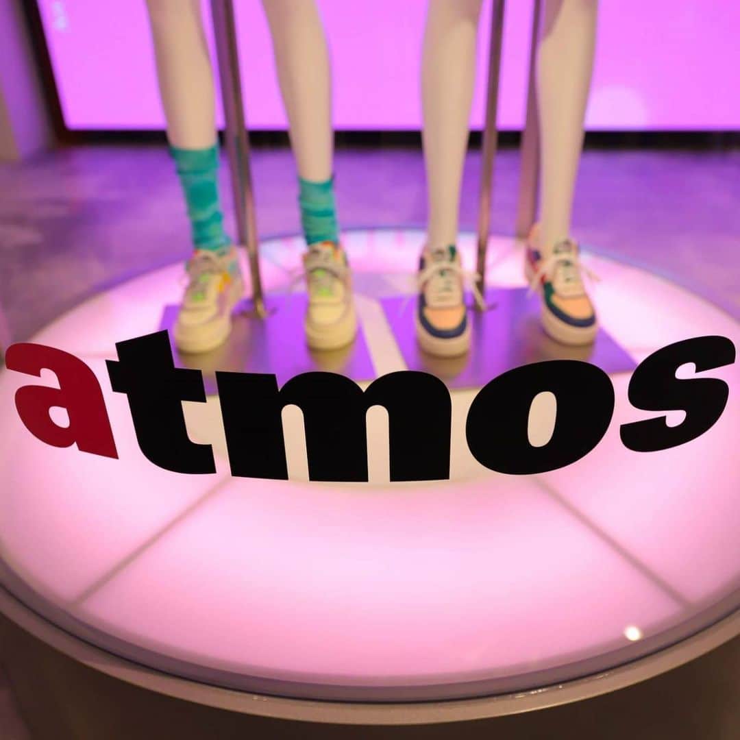 RIEHATAさんのインスタグラム写真 - (RIEHATAInstagram)「ON SALE✔️🦋 @atmos_pink_official @atmos_pink_flagship_harajuku @atmos_tokyo  @nike if you visit Tokyo, must go this store. bunch of shoes, clothes, exclusive stuff...in so many different kind of brands. i know all my overseas friends always go there✨haha they have everything💯👟💎🇯🇵」10月3日 19時06分 - riehata