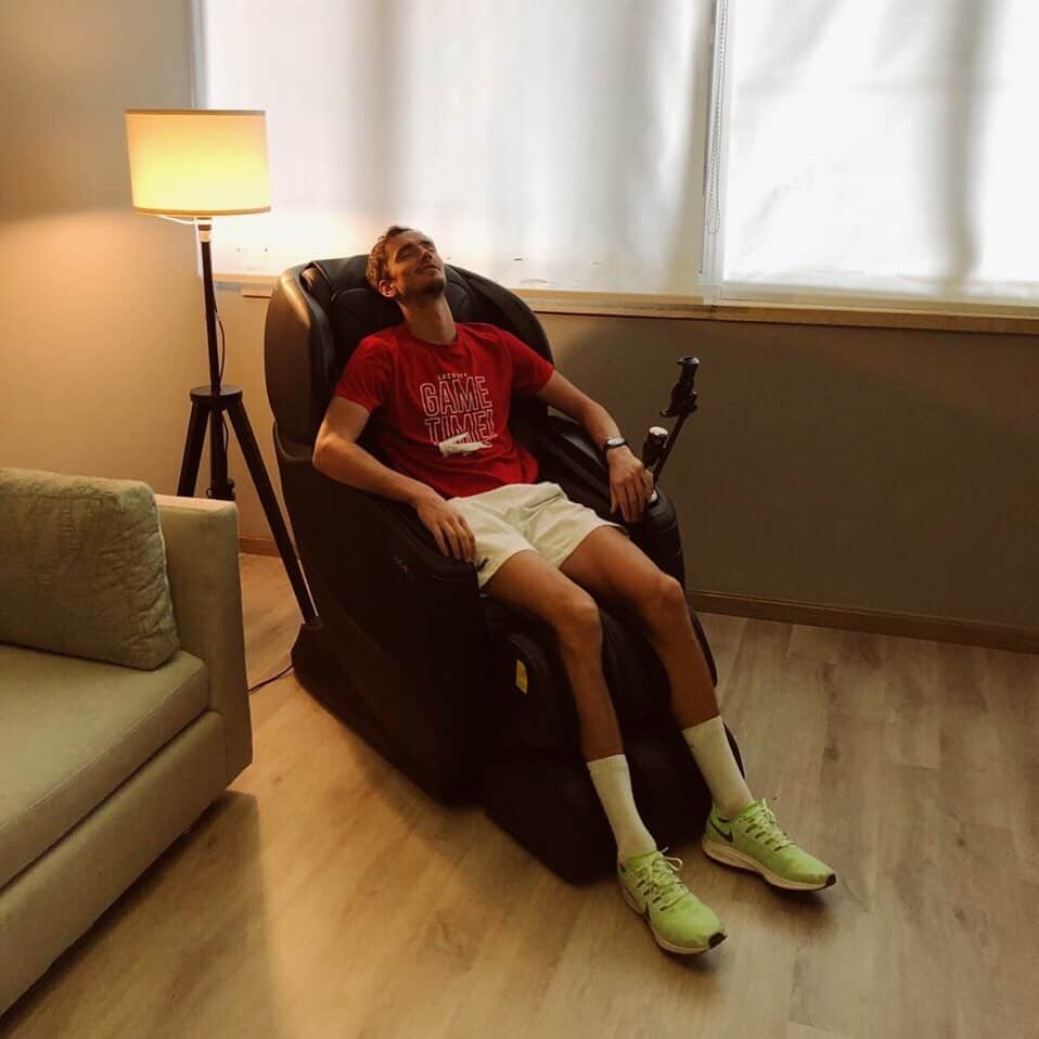 ダニール・メドベージェフのインスタグラム：「And how do you fight with jetlag? 🤣 🇨🇳 // А как вы боретесь с разницей во времени ? 🤣🇨🇳 #tired #sleep #private #lockerroom」