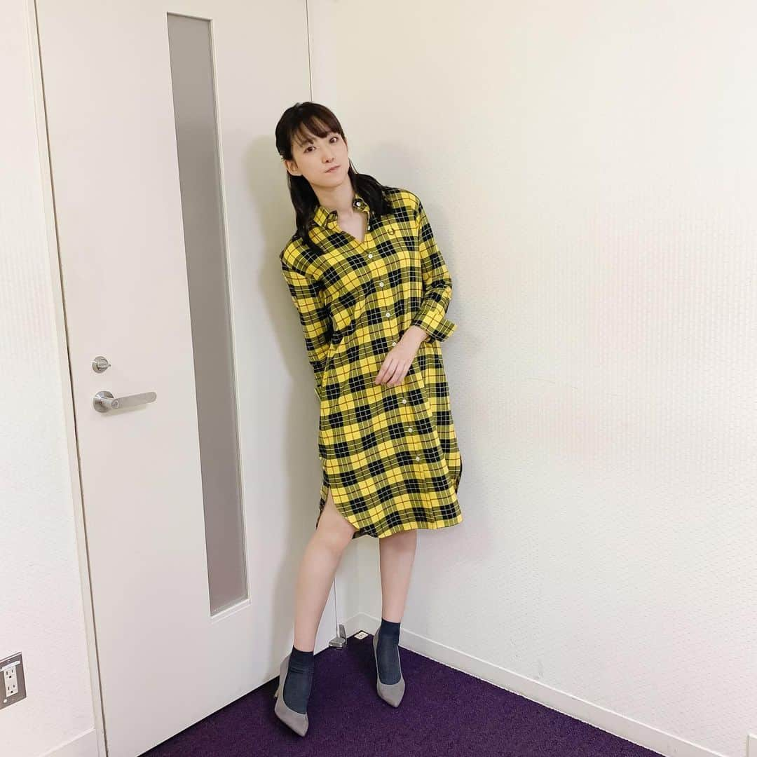 山崎あみさんのインスタグラム写真 - (山崎あみInstagram)「ㅤ ㅤ 先週の衣装 ㅤ One piece ‘ @fredperryjp ’ ㅤ 好評だった衣装。 彼シャツと言うらしい🤭 カジュアルに 小物とか髪型女の子っぽいのって かわよいよねえ🤭 ㅤ もう気がつけば秋！ 皆さん何かするのかしら？ 今年は紅葉とか見ちゃいたいな🍠 本も沢山読んじゃいたい🍠🍠 #fredperry」10月3日 19時00分 - __ami.yamazaki__