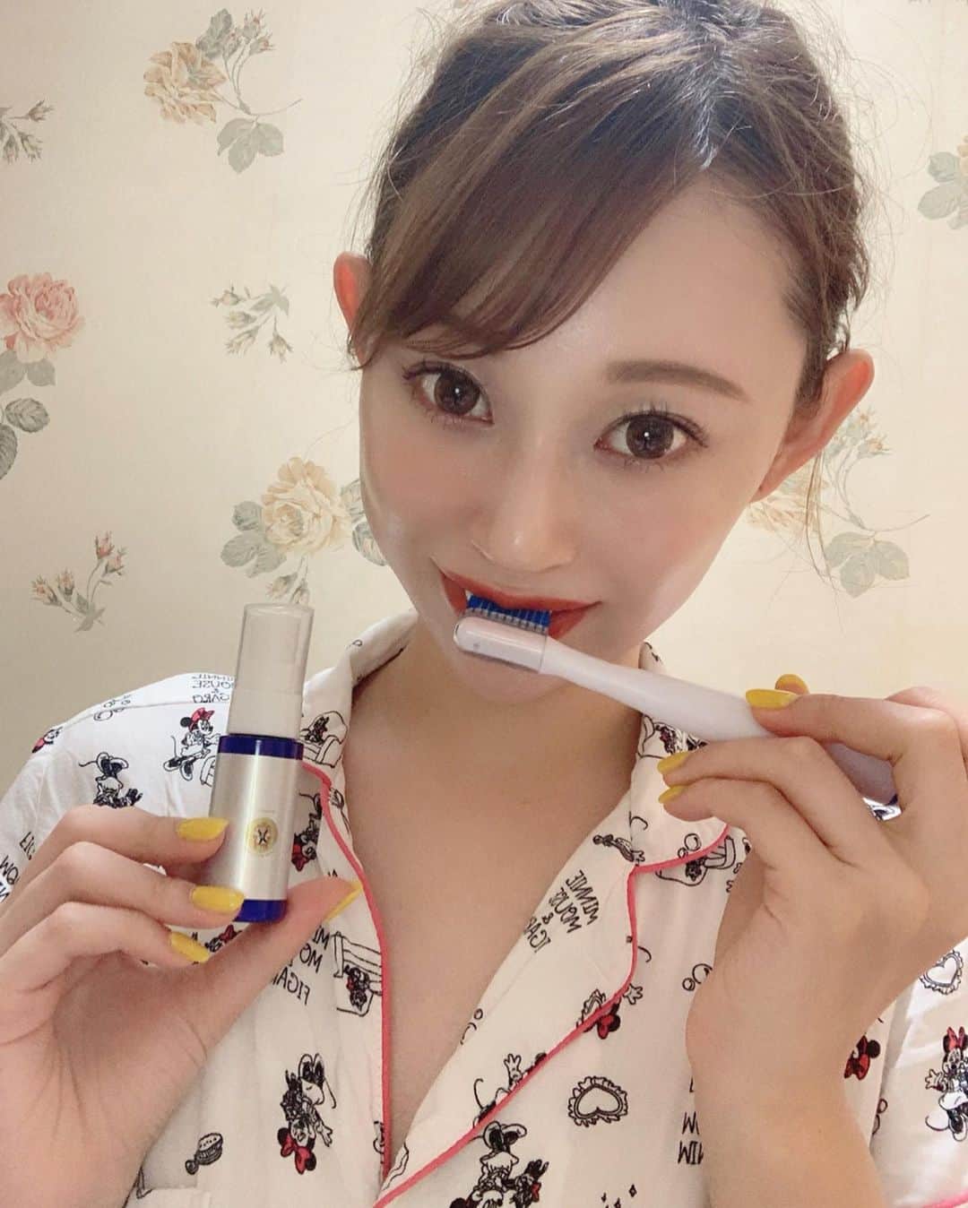 karen okajimaさんのインスタグラム写真 - (karen okajimaInstagram)「ㅤㅤㅤ ㅤㅤㅤ 最近歯の予防頑張ってるねんけど、、 めちゃくちゃ良いの見つけからみんなにも紹介するね🤭  液体歯磨きなんやけどこれめちゃくちゃ良い！ ㅤㅤㅤ  ノーベル賞受賞成分EGF配合で 口内細胞が活性化させて 口内年齢が若返るねん‼️ ㅤㅤㅤ  白くなるのは勿論、虫歯予防、歯周病予防 口臭予防にも効果があるから もうこれでしか歯磨き出来なくなってきた😆  しかも！持ち運びもできるの🥰 ほんでミンティアみたいな感じで 口臭予防にも使えるから かれんは最近持ち運んでるよ🎶  今なら定期購入で歯ブラシ プレゼントしてるみたい！☺️ この歯ブラシめちゃくちゃ良くて 磨きやすいし歯がより白くなるLEDも ついてるから絶対便利‼️‼️ ㅤㅤㅤ  2ヶ月に1回の配送なので、 金額も安いのが嬉しい🙆‍♀️ ㅤㅤㅤ  今ならクーポンコード【karen】で なんと5%offになるからぜひ 気になった方は使ってね〜😆❤️ ㅤㅤㅤ  #ホームホワイトニング #ルナホワイトニング #歯磨き粉 #液体歯磨き #岡島かれん」10月3日 19時02分 - karenokajima0318