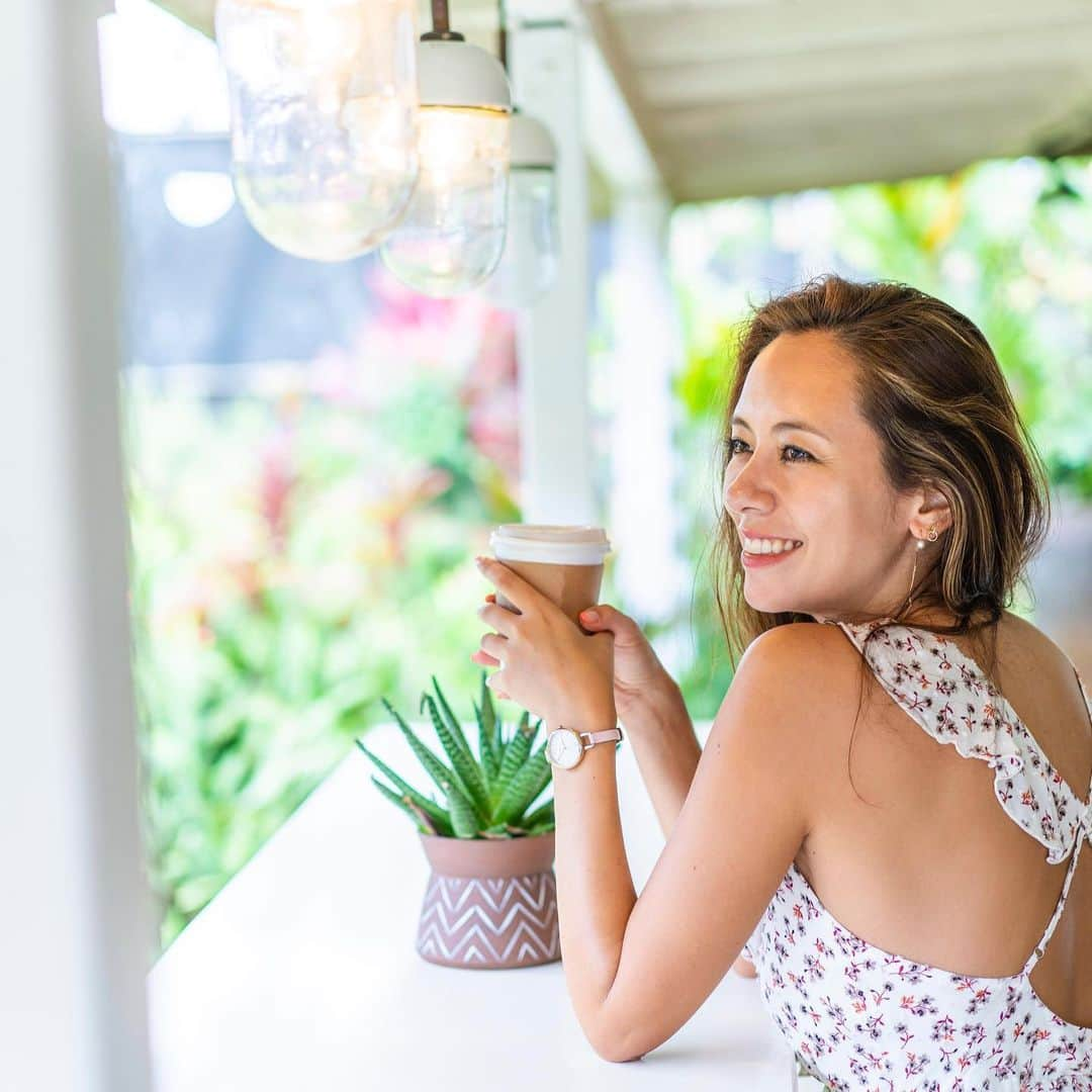 鮎河ナオミさんのインスタグラム写真 - (鮎河ナオミInstagram)「Found this cute little coffee shop with an amazing atmosphere💗  カウアイ島には素敵なカフェが何件もありました☕️ こちらは、ノースショアのキラウエア地区にある @trilogycoffeekauai  小さなお店だけど、お店の隅々まで行き届いたこだわりが感じられるとっても素敵なカフェでした✨  コーヒーはもちろん、お店で売ってるカウアイ産のチョコレートも美味しかった〜😋 . . . . . #fossil #fossilwatch #fossilstyle #kauai #trilogy #trilogycoffee #cafe #butfirstcoffee #フォッシル #フォッシル時計 #カウアイ島 #おしゃれカフェ #コーヒー #美味しかった」10月3日 19時03分 - naomiayukawa