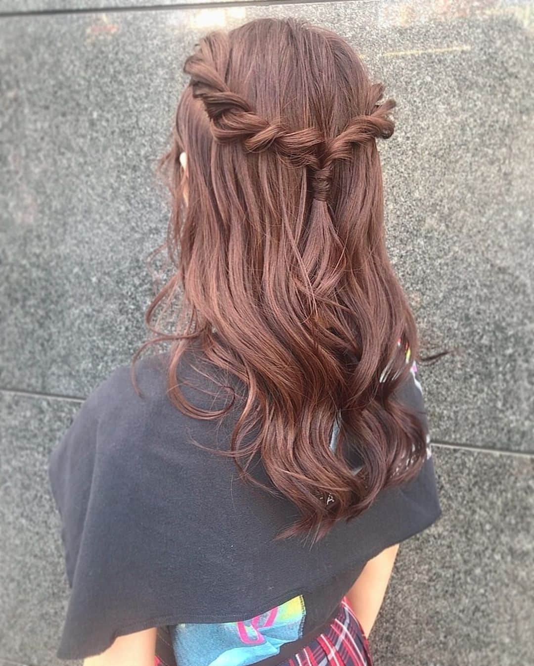 麻衣愛のインスタグラム：「この前の #シャルコン のヘアアレンジのうしろはこの様な感じでした💓 #ヘアスタイル #ヘアアレンジ #ハーフアップ #ハーフアップアレンジ  #編み込み #hairstyle #hairarrange #hair #hairstylist」