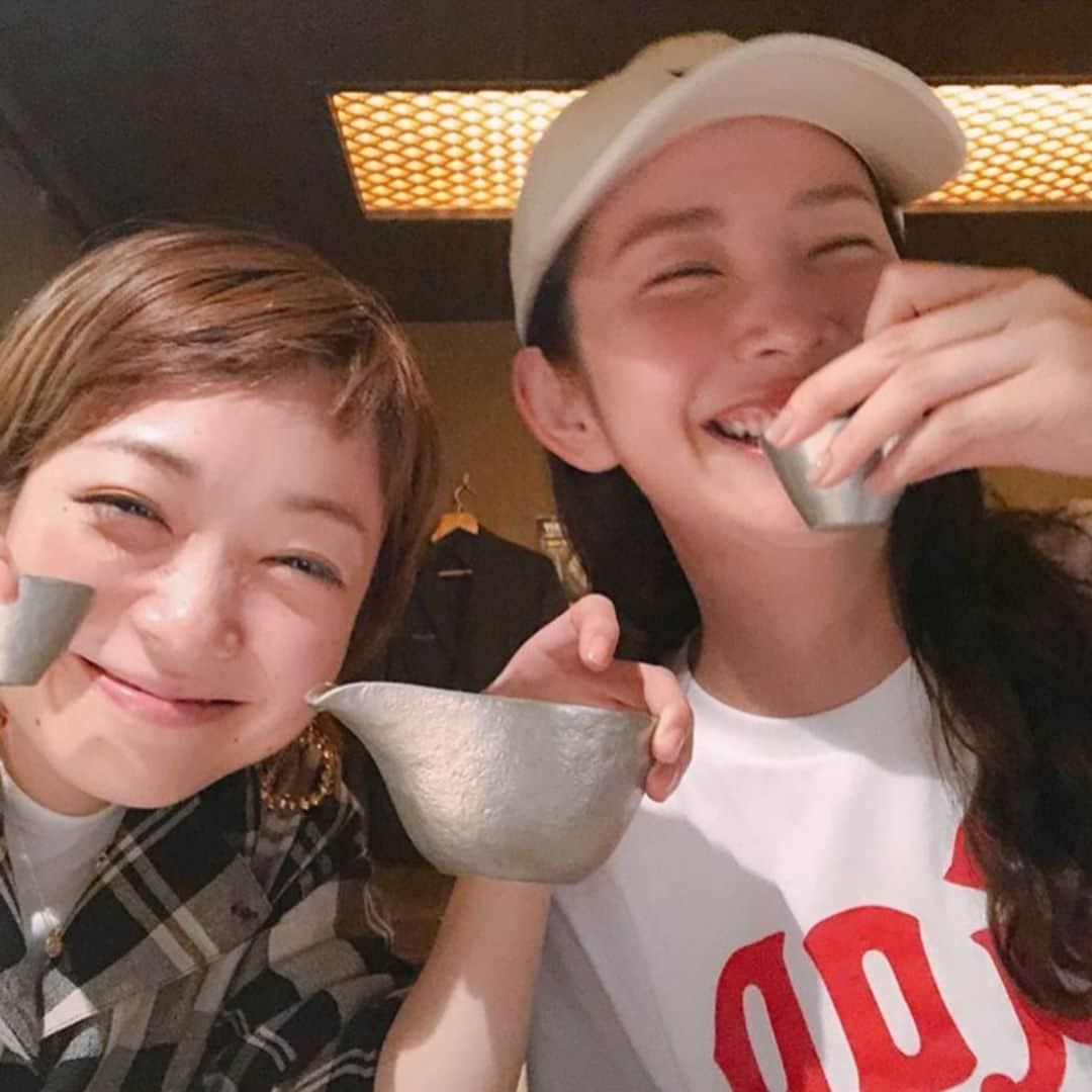 小雪さんのインスタグラム写真 - (小雪Instagram)「先日のはなし。 1人飲みしてましたら、中上さんから連絡ありまして、2人飲みになりました🥰🍶 居合わせたお客さんに日本酒頂いた時の顔😂 酔っ払ったなぁ〜 楽しかったなぁ〜  ほんでもって、最近ハマって通ってる @haricchi_fukuoka  #ハリッチ 初めて身体をやってもらったんだけど、私のゴリゴリの首肩すっきり😭😍ありがたや〜🙏 先生美人すぎるから、先生メインで載せました😆  #酔っ払って赤塚に電話してた #たろぽんごめん😂」10月3日 19時10分 - koyuki2