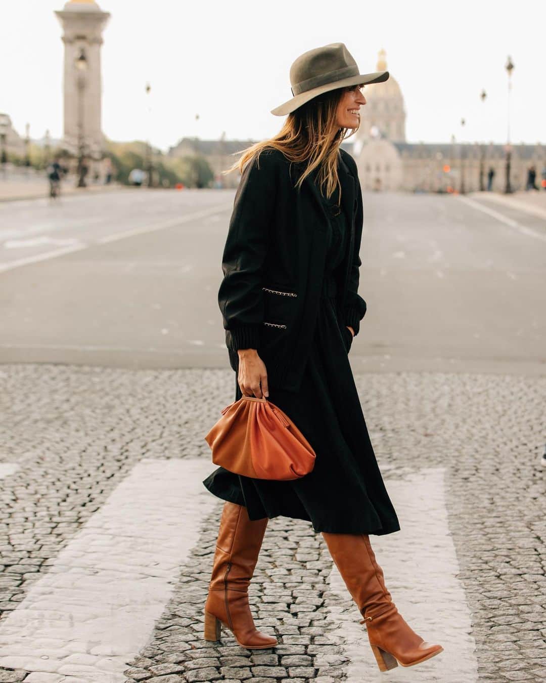 カロリーヌ・ド・メグレのインスタグラム：「Autumn shades and #parisfashionweek ✌️ Photo @danrobertsstudio」