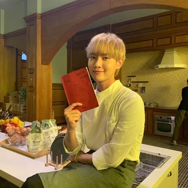 イ・ミンホのインスタグラム：「오늘도 저녁 8시55분!  급식실 지킴이 진미채 보러 오세요🙉 #어쩌다발견한하루」