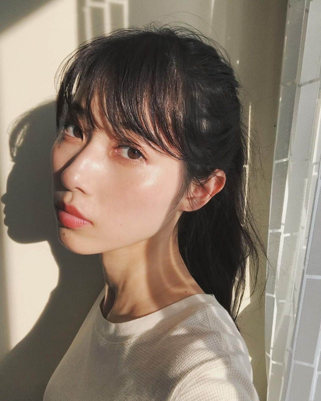 のインスタグラム：「今日も一日お疲れさまでした☺️✨ #今日のまつゆい」