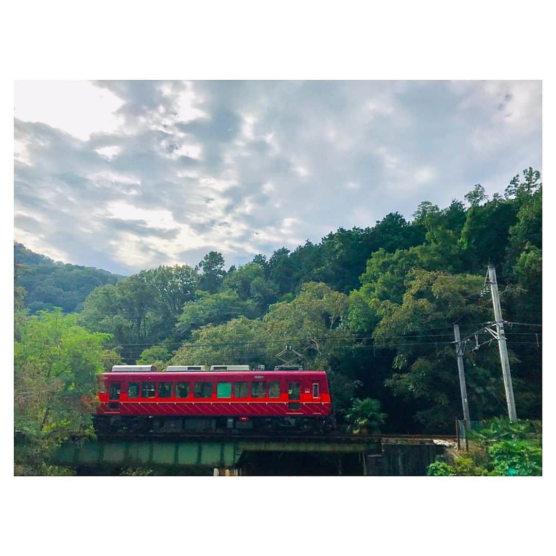 香音有希さんのインスタグラム写真 - (香音有希Instagram)「お馴染みの仲間たちと行く旅行✨ 今回は第4弾(*´-`) 京都まで行ってきました..‼︎ 気持ちの良い風景、行ってみたかった嵐山の竹林、美味しい和スイーツ..✨ そして何と言ってもメインは止まらないトーク😆 リラックス状態が凄いみたいで眠気も止まらなくて隙あらば寝る私😂ww そんな緩さも許してくれる仲間たちに感謝╰(*´︶`*)╯♡ 充電完了。また東京で頑張るぞ~🔥🔥 . . #旅#女子旅#お馴染みメンバー #第4弾#秋の京都#かなり残暑だった京都#お天気がもってくれてよかった☺️ #嵐山#竹林の小径#凄い髪の毛伸びた😲 #叡電#癒される風景 #わらび餅#そしてわらび餅あんみつ #たこ焼きみたいなお好み焼き#しばらく脳が停止した」10月3日 19時44分 - kaonyuki_yukako