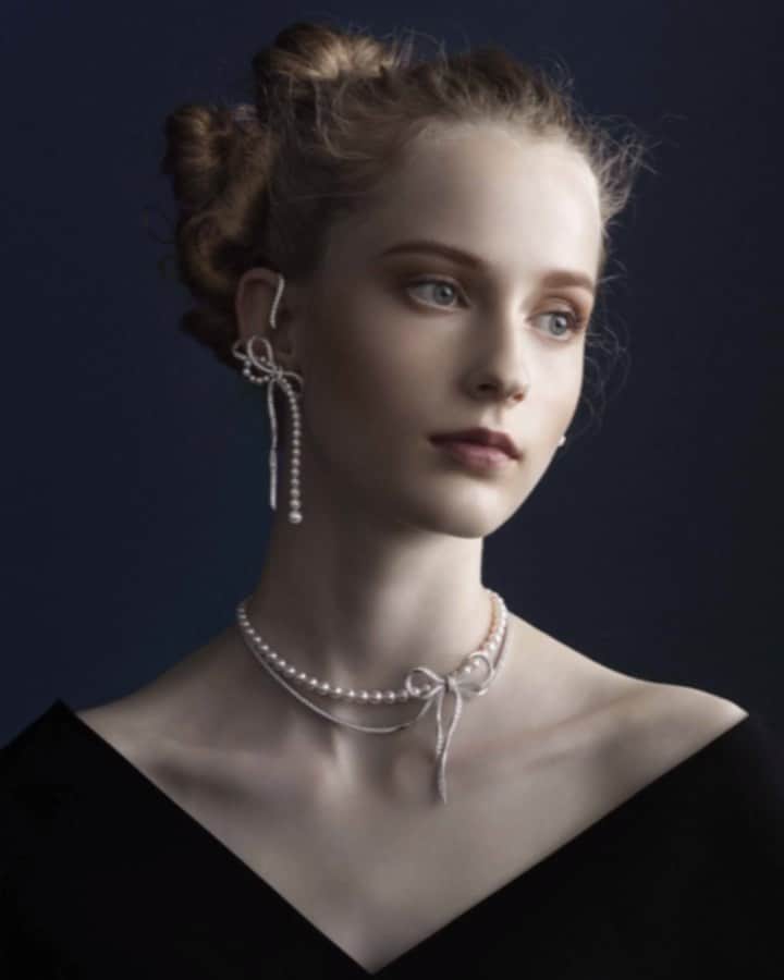 のインスタグラム：「#shootingfor#mikimoto#model @ks.melinda  ε=ε=ε=ε=┌(;￣◇￣)┘(((o(*ﾟ▽ﾟ*)o)))♡ 💍💍💍💍💍💍💍💍💍💍💍💍💍💍💍 #hair @ryojiimaizumi #make @mariko_makeup #nail @nailnori #stylist 伊藤美佐季 #photo @sasaguchi_photo」