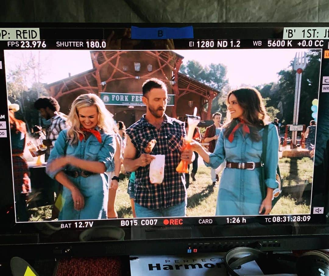 ジャッキー・セイデンさんのインスタグラム写真 - (ジャッキー・セイデンInstagram)「Nothing better than making TV with my friends. In Kentucky! I love this show so so so much. And we sing a little! Tune into @nbcperfectharmony tonight at 7:30/8:30c or on Hulu. #PerfectHarmony」10月4日 5時11分 - thejackieseiden