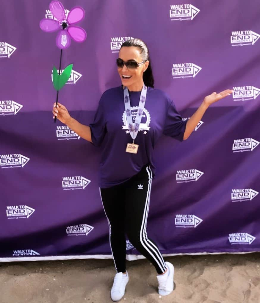 リサ・アンさんのインスタグラム写真 - (リサ・アンInstagram)「A #TBT from last years walk for @alzassociation I need your help to break my fundraising goal this coming Saturday. The link is pinned to my twitter profile! #walk2endalz」10月4日 5時35分 - thereallisaann