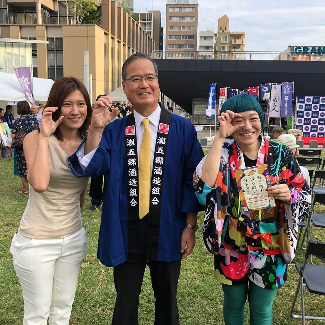 弘松優衣のインスタグラム：「日本酒イベント 月下の宴ー。🍶 ・ ・ 兵庫県が誇る酒が一堂に会した、飲兵衛にはたまんないお祭り！ 木曜日の中継でお伝えしました！📹✴︎° ・ ようやく、女と男の和田ちゃんにお会い出来ました🌹👩‍🦰 学生時代一人で劇場に通っていた頃の気持ちがよみがえり、お笑いファンの血が沸騰するのを抑えながらの中継でした。😇 ・ ・ 和田ちゃんは面白くてなおかつ品がある方で、お会いしてさらに好きになってしまった。。。🤤❤️ ・ 待ち時間は、どんな酒が好きですか話でもちきりでした。🤣 またご一緒させていただきたいなー🍶🌷 ありがとうございました✨ #酒造組合の理事長と #2枚目は和田ちゃんに買ってもらったお水と #優しい。。 #日本酒飲むときの命の水 #市川さんにもいつか会えますように♡」