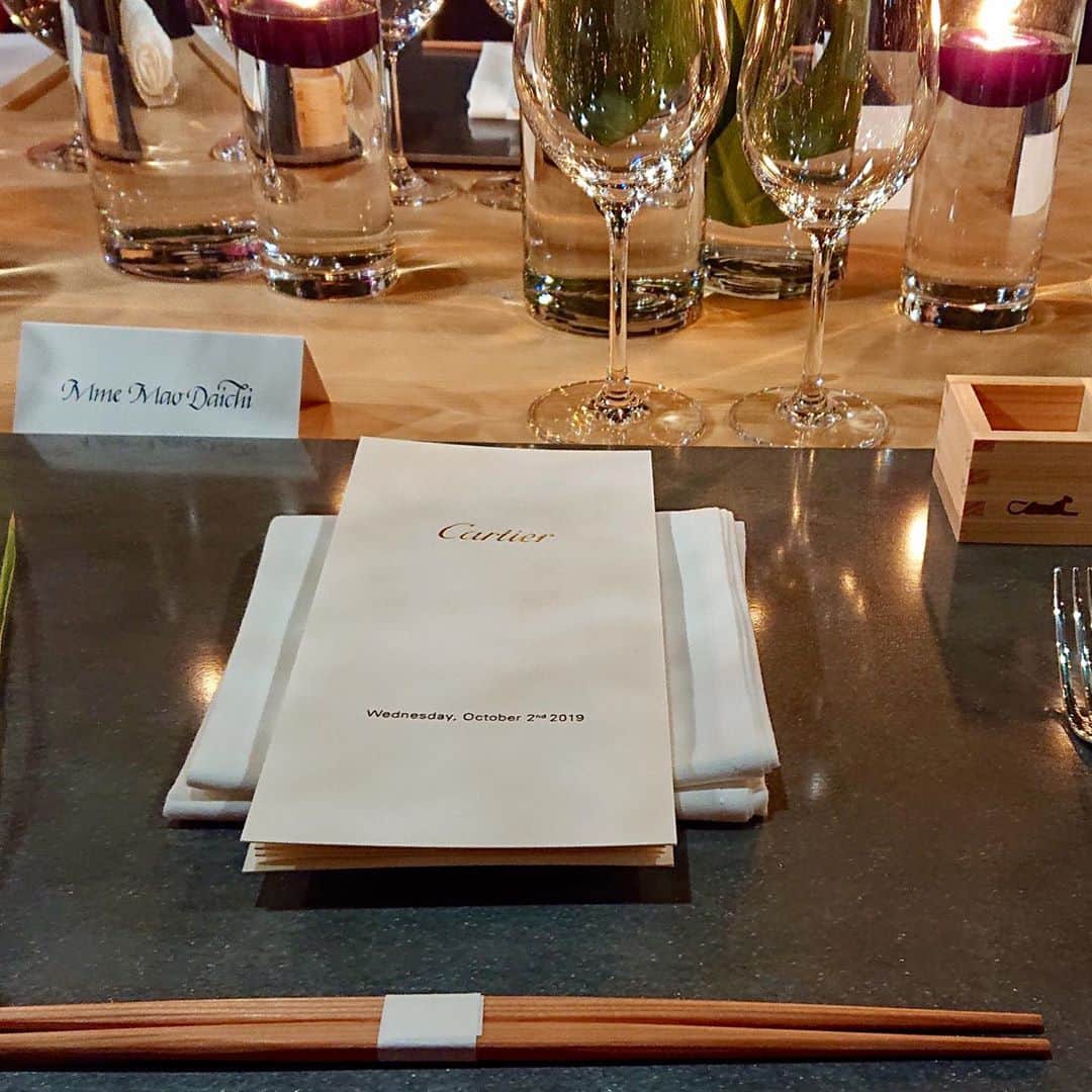 大地真央さんのインスタグラム写真 - (大地真央Instagram)「昨日は 「#ふるあめりかに袖はぬらさじ 」のお稽古がお休みで、番組収録📺の後、 新しくなった東京会館で行われたカルティエ⭐️の ガラ・ディナーに行ってきました✨ “かんだ”さんの素晴らしいお料理と美味しいお酒…🍶🍾🍷 市川右團次さんの見事な親獅子の舞🦁 レイ・チェンさんの素晴らしいバイオリン🎻 セルゲイ・ポルーニンさんのバレエ・パフォーマンス🕺🧜‍♂️ ３人の芸術の融合も素晴らしかったです‼️ . #cartier ⭐️💍 #GalaDinner 🥂🍷🍽🥢 #カルティエ時の結晶 💎 #東京會舘 #かんだ #ミシュラン三つ星 ★★★ 美味しい！ #市川右團次  #raychen #sergeipolunin #大地真央 #MAODAICHI #森田恭通 #yasumichimorita @escadaofficial #escada」10月3日 21時36分 - daichimao_official