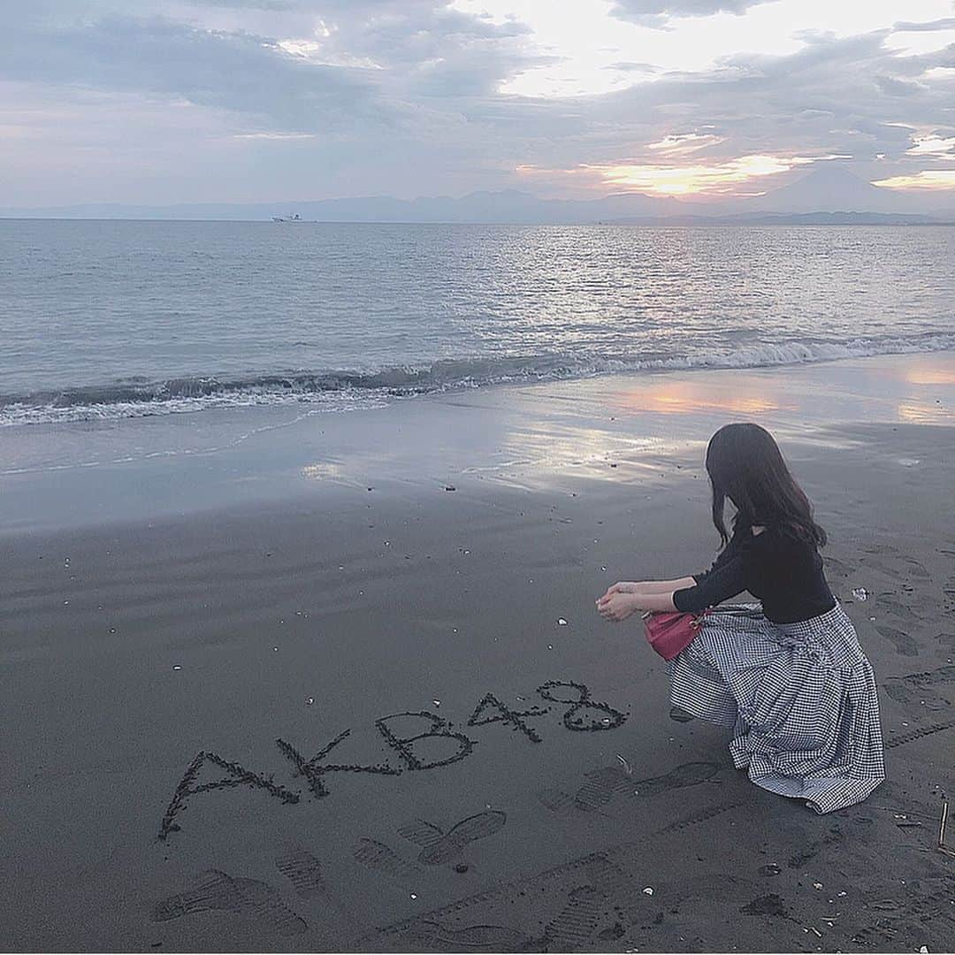 前田彩佳さんのインスタグラム写真 - (前田彩佳Instagram)「AKB48🌸🐚﻿ ﻿ ＊＊＊＊＊＊＊＊＊＊﻿ ﻿ こーゆーのやってみたかったの😌﻿ ﻿ ＊＊＊＊＊＊＊＊＊＊﻿ ﻿ #江ノ島 #江ノ島観光 #うみ #海 #ゆうひ #夕陽 #sea #sunset」10月3日 21時41分 - _ayaka1218