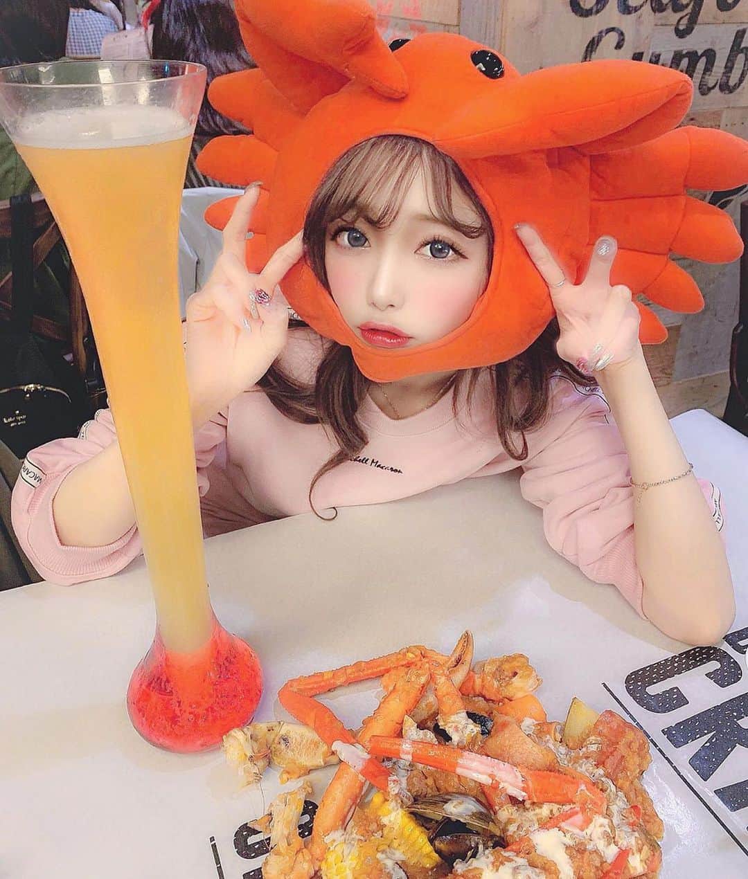 のインスタグラム：「🦀✌(´>ω<｀)✌🦀 被り物かわいい❤️ ダンシングクラブ行ってきた🦀❤️ ロングビール凄すぎ🤣✨ 全部飲んだよ🍻💕 ノリノリで 楽しかったし美味しかった☀️ @michellmacaron_official のセットアップちょーお気に入り😍😍 動きやすくてめっちゃいいよ🧚‍♀️ #ダンシングクラブ #ダンシングクラブ新宿 #dancingcrab #かに #カニ #🦀 #新宿 #新宿グルメ #新宿ディナー #東京 #東京グルメ #エビ #海老 #ビール #ロングビール #michellmacaron #ミシェルマカロン #セットアップ」