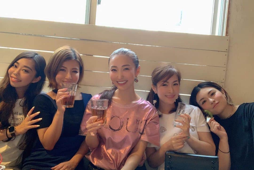DJGEKIKARAのインスタグラム：「スタッフだけでバーベキュー🥩🍖 Blairに来て三年、、、早いなぁーw 明日香ママ、れいかママ、みのり、ちゃんちー❤️ みんな女子力高めで素敵すぎる💄✨👗 あと今年3カ月切ったけど突っ走ります🏃‍♀️ #銀座クラブ #ママ #バーテンダー #dj #blair #もう三年 #年末まで3カ月切った」
