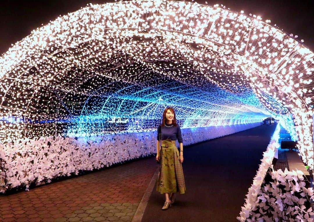 のインスタグラム：「もうすぐイルミネーションの季節✨ .  大井競馬場にて10月5日〜開催される「メガイルミ」のプレオープンに行ってきたよ🏇🎶 .  競馬場にイルミネーションあるなんて知らなかった❤️ .  どれも凄く綺麗で、まるでテーマパークにいるよう🎠 .  虹色に輝く大噴水・光の樹木と天空のオーロラ・桜花に煌めく100mの光のトンネルが個人的に見どころスポット🌟 .  幻想的で素敵だったな〜💖💖 .  #東京メガイルミ #イルミネーション #大井競馬場 #イルミする #sponsored」