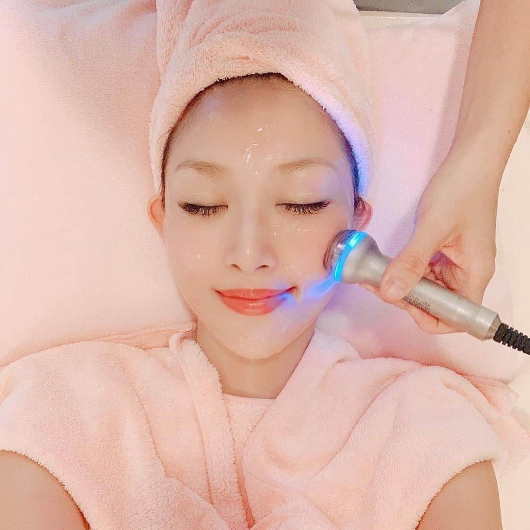 のインスタグラム：「先日行ってきました♬ @salonvary_official  初の水玉リフティング✨  ヨーロッパや韓国で人気のドイツ製のマシンは ほんのり温かく心地良い✨  高密度の振動エネルギーを老化してしまった細胞達に与えることで  お肌の弾力、きめの細かい美肌になりたい、たるみ、くすみ、リフトアップしたい、ニキビ跡、敏感肌でレーザーなどか受けられない方などに効果的♬  お肌の細胞を一つ一つ、みずみずしくさせていきながら コラーゲンも増やしていくので お肌の引き締めや潤いも保ってくれるというもの♬  お肌や細胞にいつまでも元気でいてもらうために しっかり再生させ、いつまでも 若々しく、トラブルのないお肌目指します！  #水玉リフティング#salonvary#ハイパーナイフ#小顔#エステ#美容好き#美肌#コラーゲン#潤い#細胞#ドイツ製#beauty#beautygram #instabeauty #instagram」