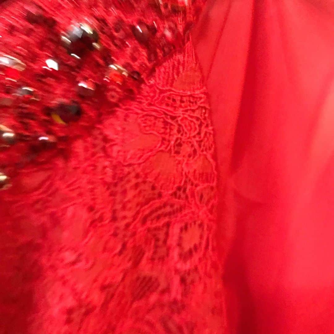 畑中葉子さんのインスタグラム写真 - (畑中葉子Instagram)「ちら見せ✨ 新しいステージ衣裳が出来上がった🎉 還暦だから真っ赤なドレス❣️ うふ🥰 ・ ・ #ステージ衣裳 #衣裳 #真っ赤なドレス #ドレス #いくつになっても新しいステージ衣裳は嬉しい」10月3日 22時11分 - hatanaka_yoko