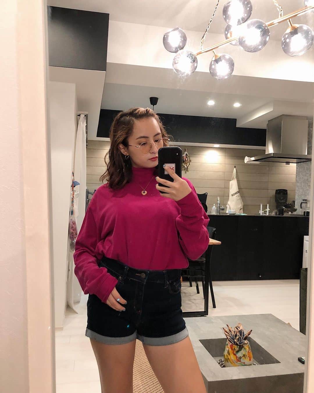 のインスタグラム：「鏡の位置変えたら部屋が広く見えていい感じ♥︎ * #mirrorselfie  #mirror #room #roominspiration  #autumn #fall #fashion #outfit #ootd #outfitoftheday #girls #fallfashion #鏡 #部屋 #リビング #インテリア #ミラー #ファッション #秋服 #秋ファッション #服 #ピンクファッション #julifashion」