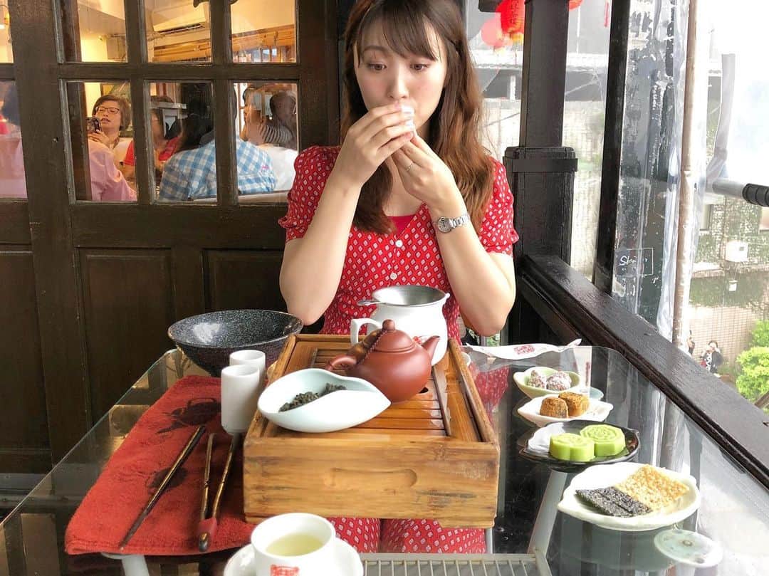 小山愛理さんのインスタグラム写真 - (小山愛理Instagram)「. 九份では、のんびりお茶タイム🍵 とにかく美味しい！！！ そしてお茶菓子も全部美味しくて友達といちいち感動していました🤣✨ . 日本では基本的に飲食店ではお水が出てくるけど、台湾は温かいお茶を出してくれるところが多くて、それが嬉しかったな〜😌✨ . #台湾#台北#九份#九份老街#阿妹茶樓」10月3日 22時19分 - koyama_airi