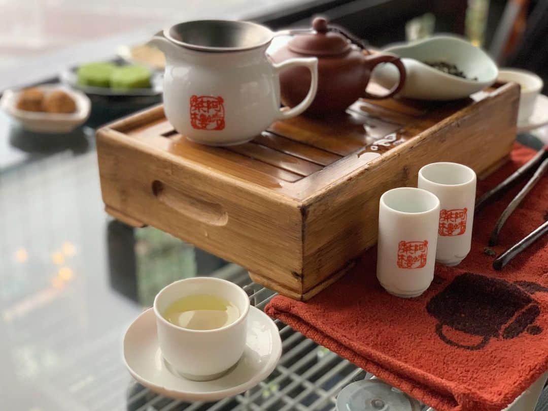 のインスタグラム：「. 九份では、のんびりお茶タイム🍵 とにかく美味しい！！！ そしてお茶菓子も全部美味しくて友達といちいち感動していました🤣✨ . 日本では基本的に飲食店ではお水が出てくるけど、台湾は温かいお茶を出してくれるところが多くて、それが嬉しかったな〜😌✨ . #台湾#台北#九份#九份老街#阿妹茶樓」