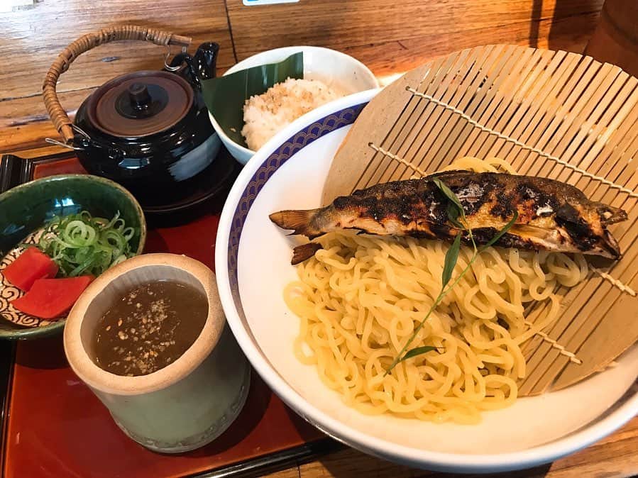 西谷綾子のインスタグラム：「✴︎ #食べて健康になる  ラグビーＷ杯盛り上がっていますね😆🙌 日本が優勝候補のアイルランドに歴史的勝利❣️ ジャパンの戦いぶり、ますます目が離せませんね😍 ・ ラグビー関連のネットを見ていたら、 オールブラックスが銀座でラーメンにチャレンジしている記事と画像を発見！‥というワケで東急・二子玉川駅から徒歩5分ほどの「鮎ラーメン　二子玉川店」へ🍜😋 ・ 詳しくは‥ 日刊ゲンダイ 毎週水曜日 「カラダを変える 健康レストラン」 ・ 駅の売店やコンビニで発売中📰☺️ 電子版あり📲 ・ 栄養・成分の効果・効能など‥ イロイロ書いてます📝😊 ・ #鮎ラーメン #大盛りにすれば良かった #美味い  #二子玉川 #ラーメン #ランチ #東京グルメ #グルメ  #ランチ #つけ麺 #麺スタグラム #オススメ  #ramen #lunch #food #tokyo #🍜」